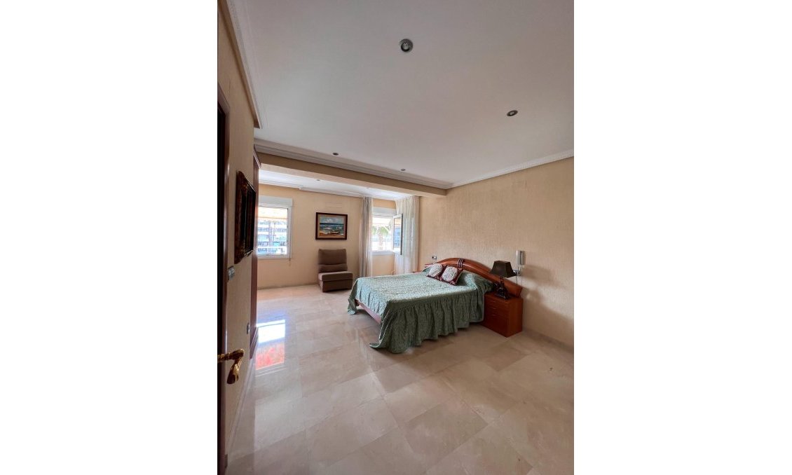 Resale - Duplex -
Torrevieja