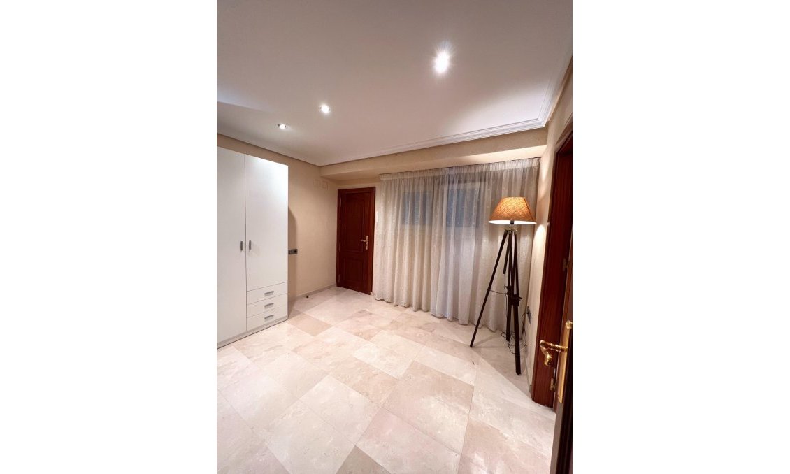 Resale - Duplex -
Torrevieja