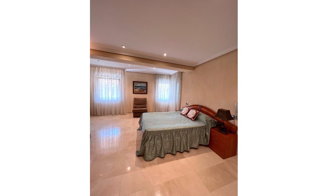 Resale - Duplex -
Torrevieja