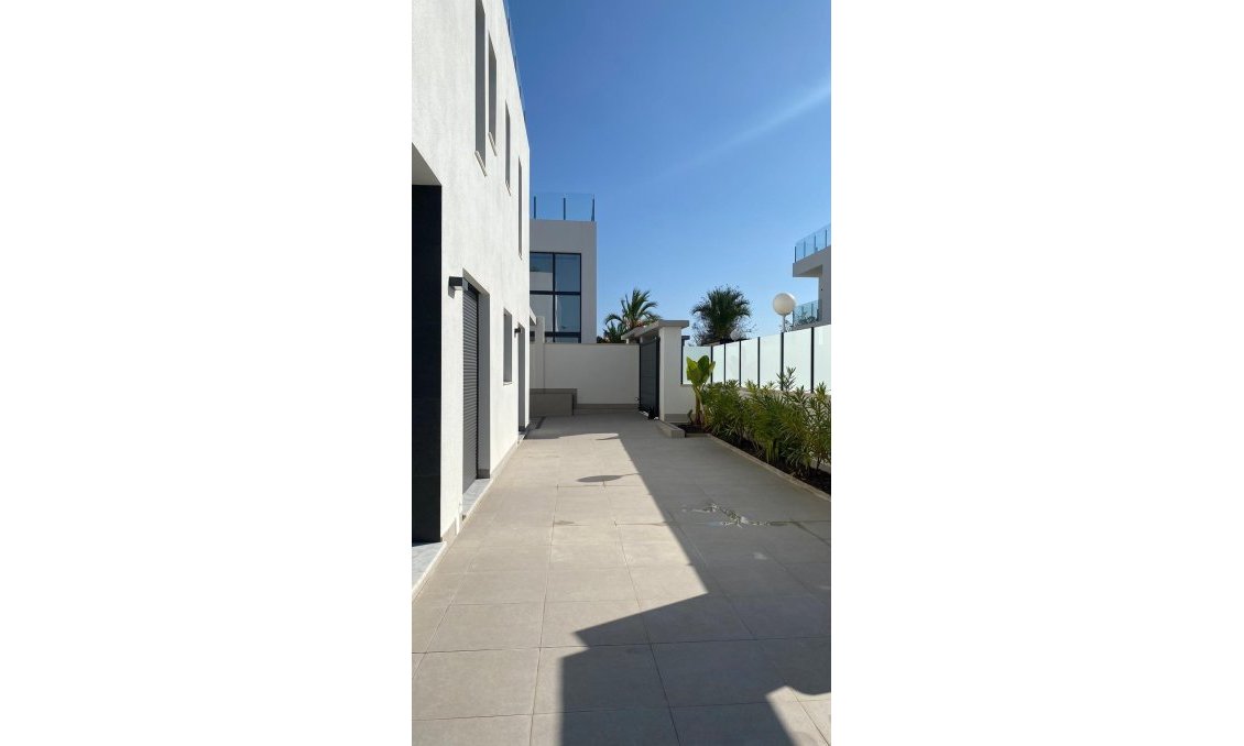 Segunda mano - Villa -
Torrevieja - Los Balcones