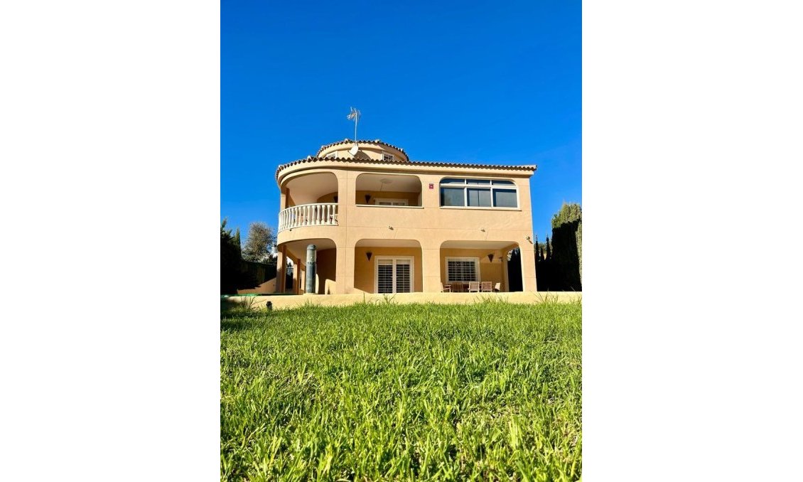 Segunda mano - Villa -
Torrevieja - Los Balcones