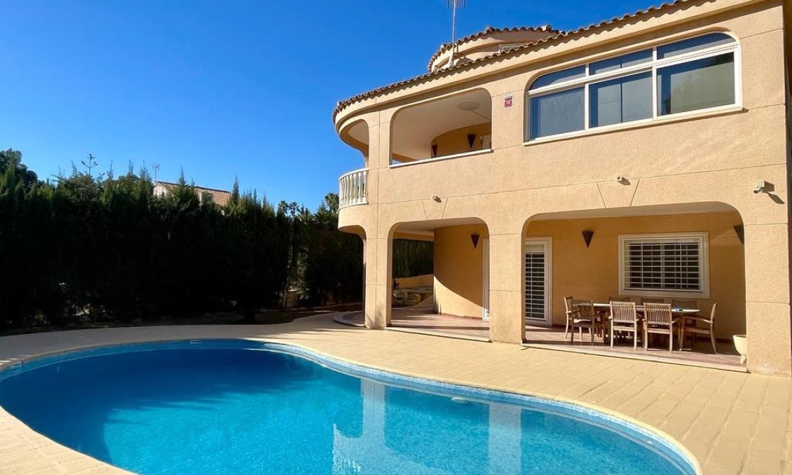 Segunda mano - Villa -
Torrevieja - Los Balcones