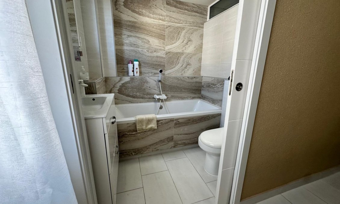 Segunda mano - Apartamento -
Torrevieja - Paseo Maritimo