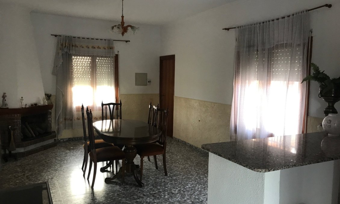 Segunda mano - Villa -
Redován - Inland