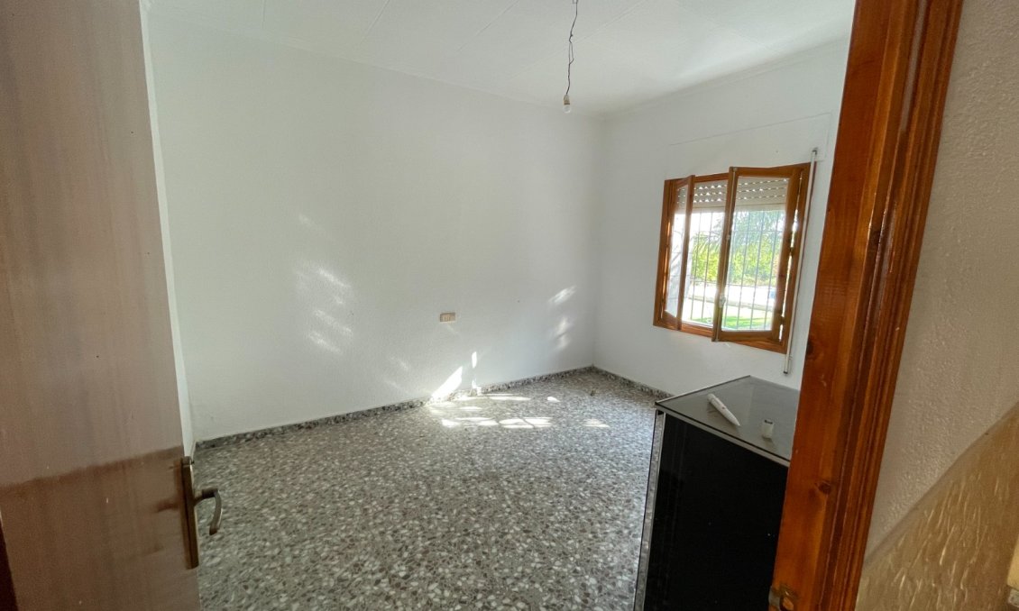 Segunda mano - Villa -
Redován - Inland