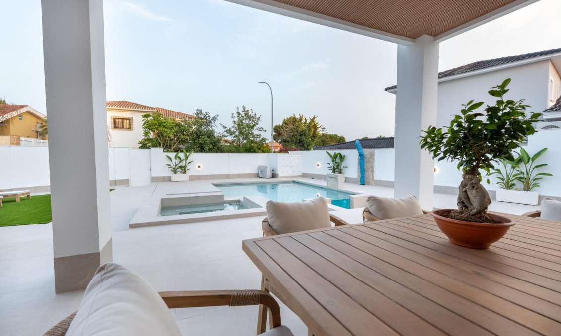 Obra nueva - Villa -
Orihuela Costa - Campoamor