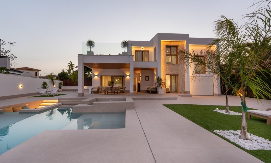 Obra nueva - Villa -
Orihuela Costa - Campoamor
