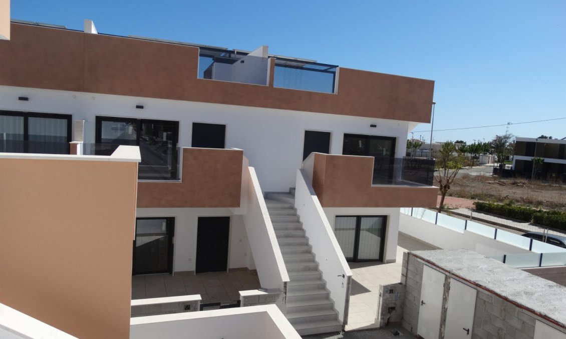 Neue Gebäude - Bungalow -
Pilar de la Horadada - pueblo