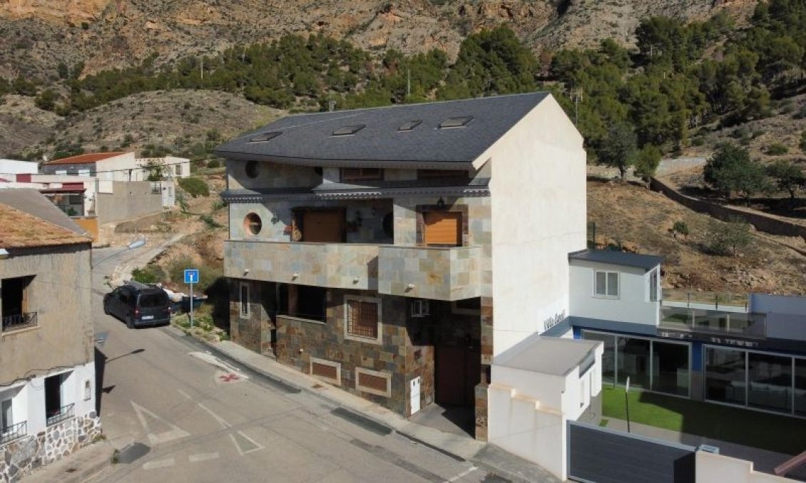 Segunda mano - Villa -
Redován - Inland
