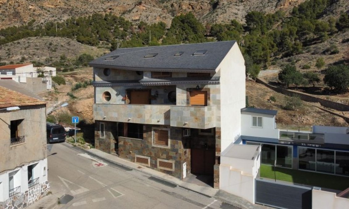 Segunda mano - Villa -
Redován - Inland