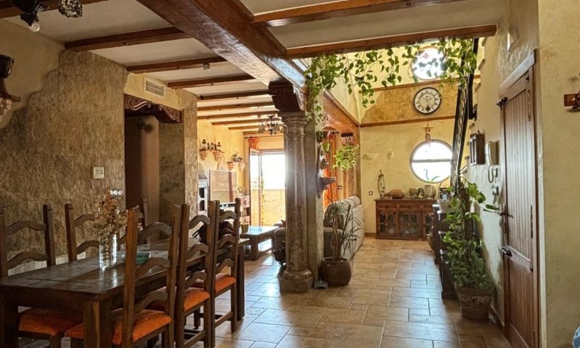 Segunda mano - Villa -
Redován - Inland