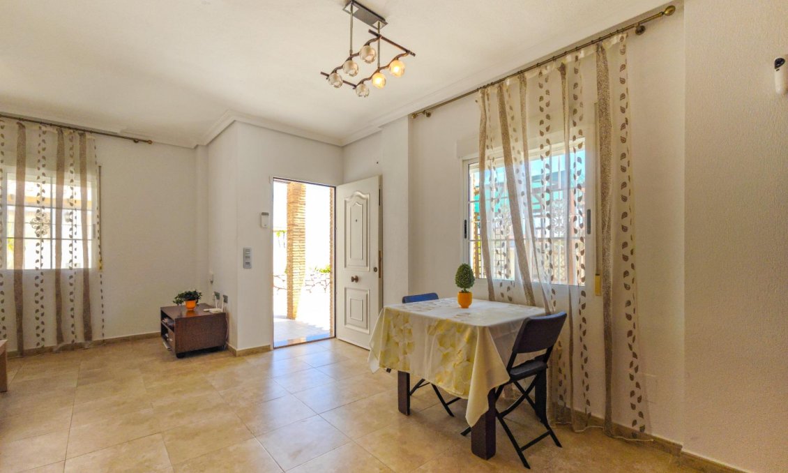 Segunda mano - Villa -
Torrevieja - La Mata