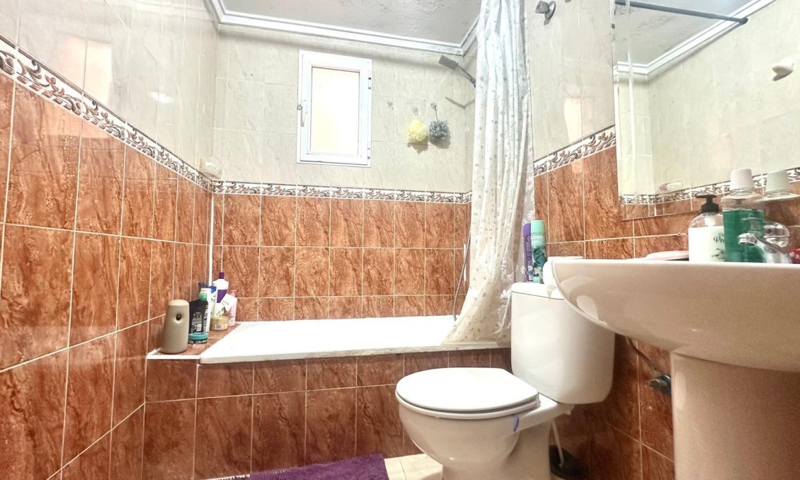 Használt Ingatlanok - Apartman -
Torrevieja - Estacion De Autobuses