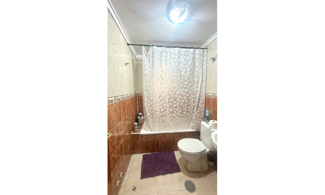 Használt Ingatlanok - Apartman -
Torrevieja - Estacion De Autobuses