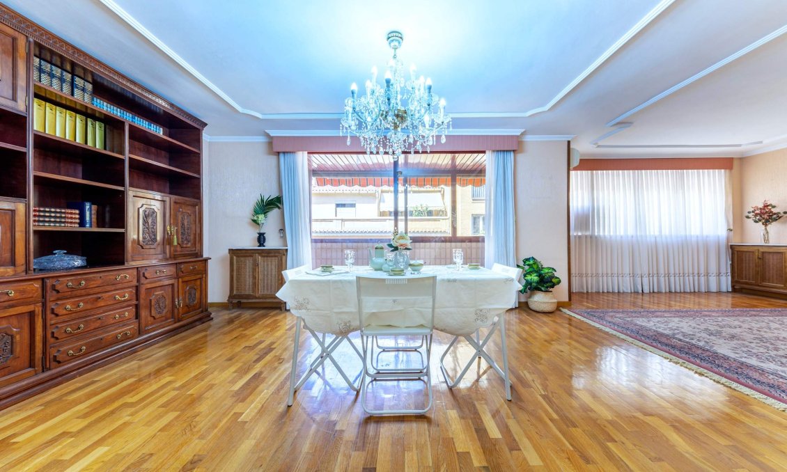 Revânzare - Apartament -
Alicante - Centro