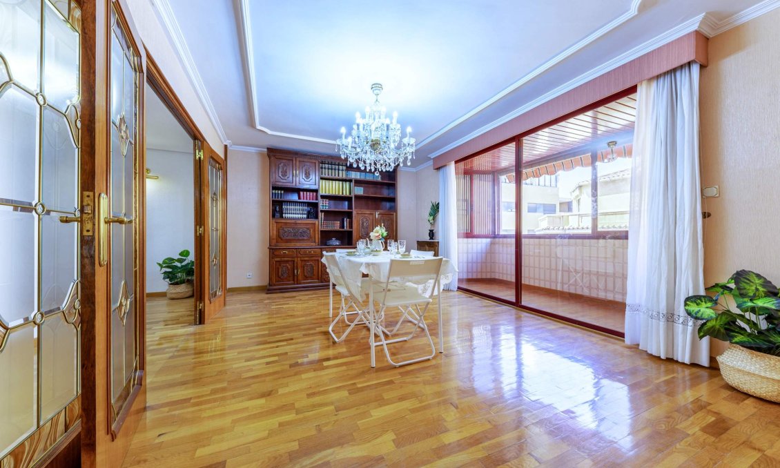 Revânzare - Apartament -
Alicante - Centro