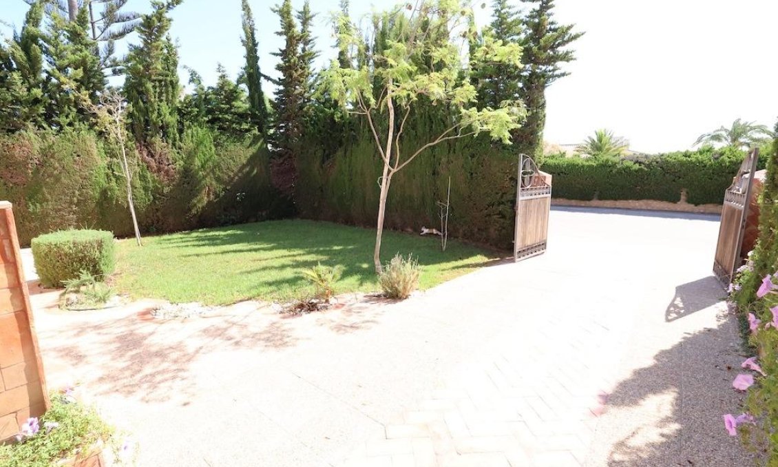 Resale - Villa -
Orihuela Costa - Costa Blanca