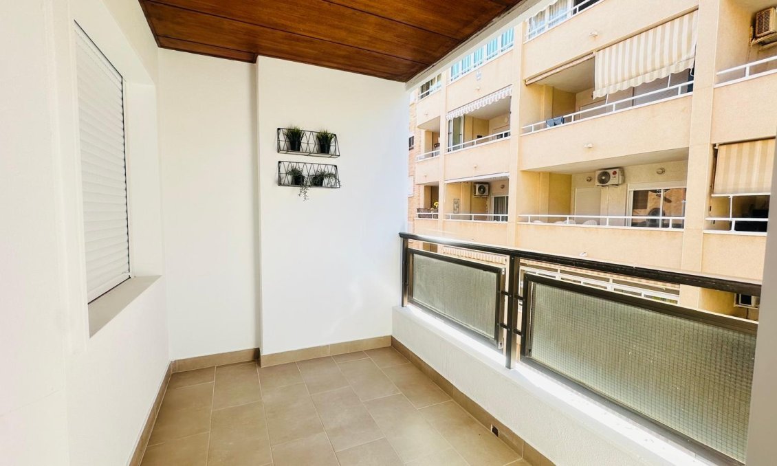 Segunda mano - Apartamento -
Torrevieja - Estacion De Autobuses