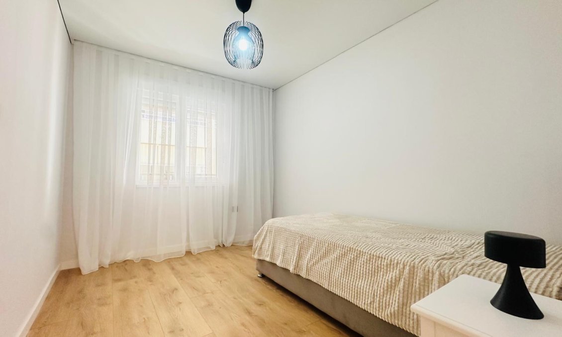 Segunda mano - Apartamento -
Torrevieja - Estacion De Autobuses