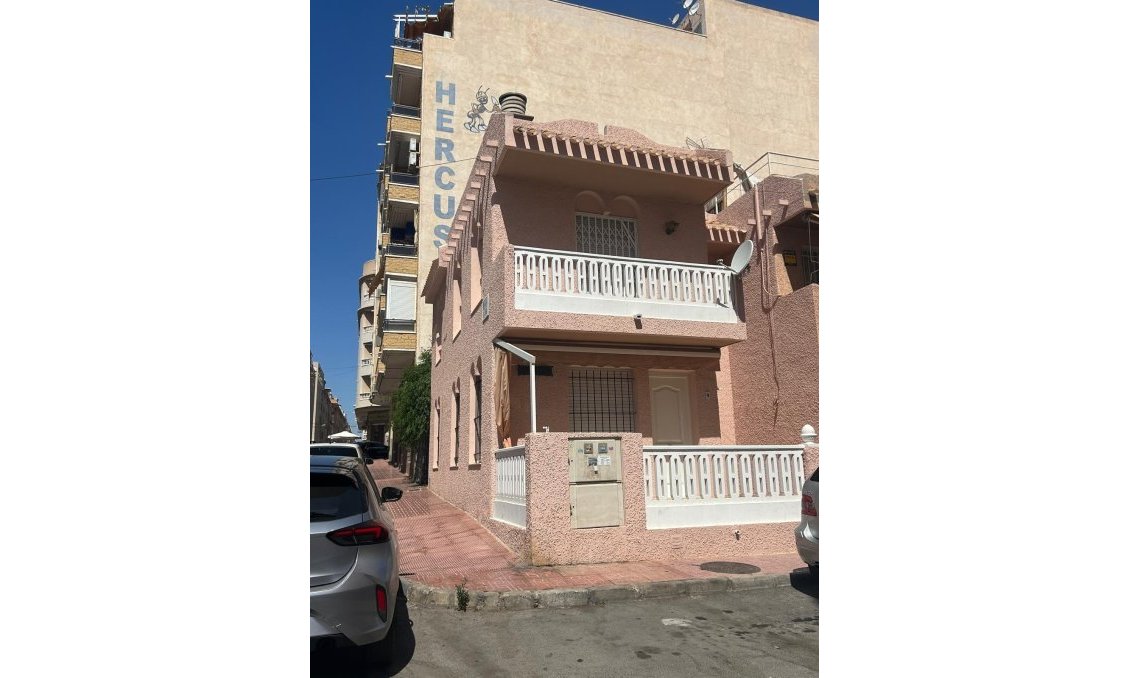 Segunda mano - Town House -
Torrevieja - Centro