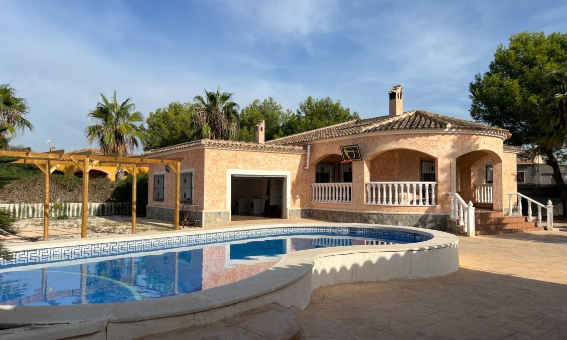 Resale - Villa -
Dolores - Cmno. Escorredor