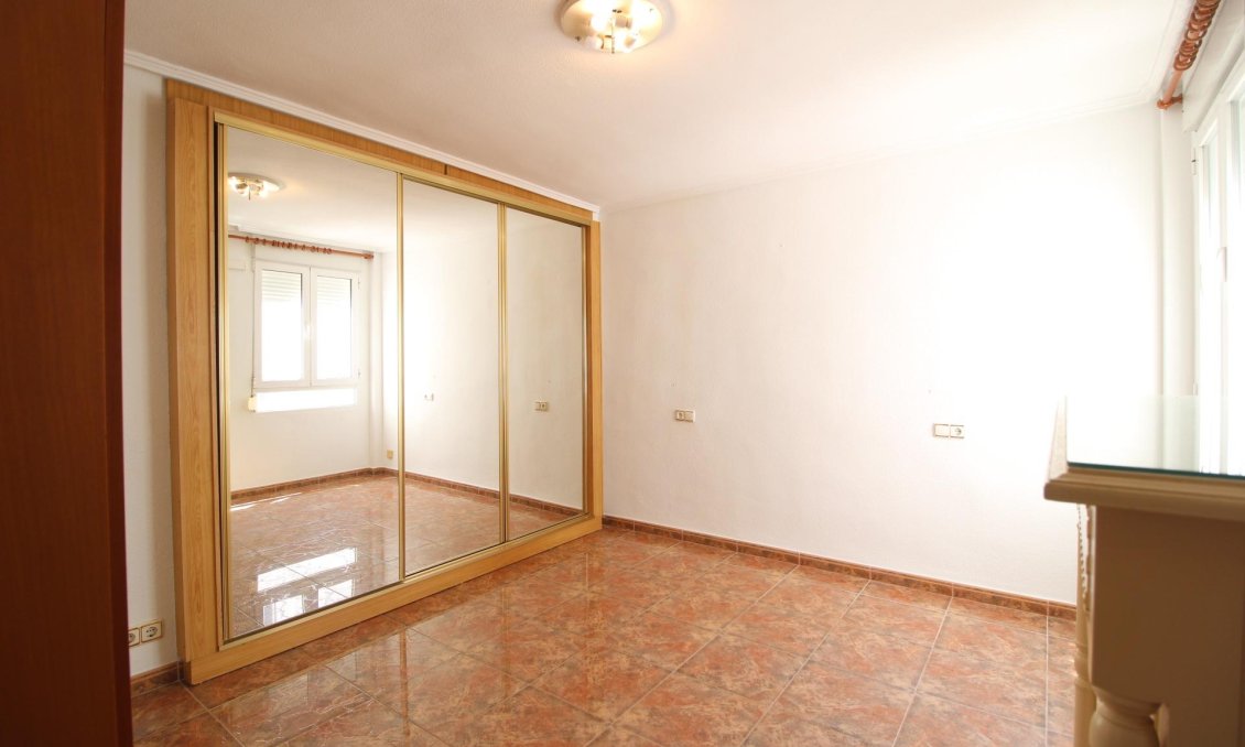 Revânzare - Apartament -
Torrevieja