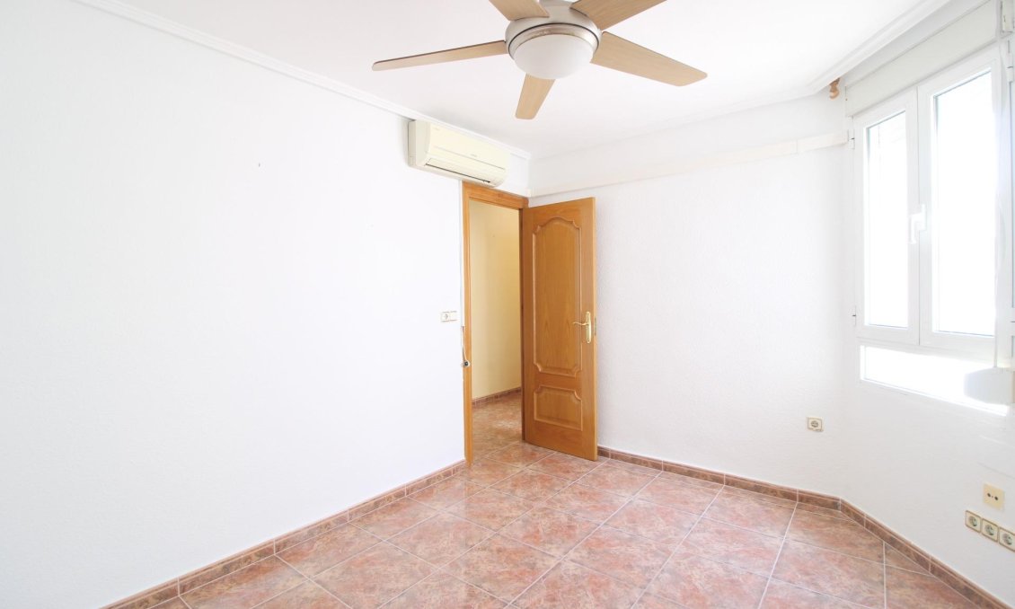 Revânzare - Apartament -
Torrevieja