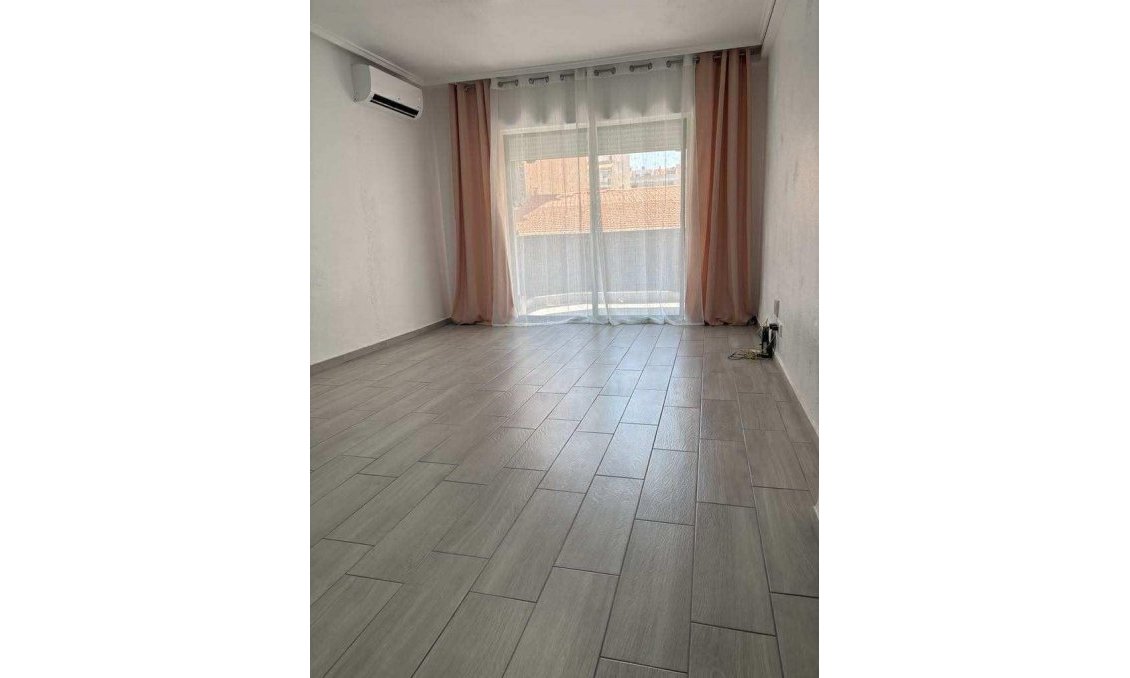 Revente - Appartement -
Torrevieja - Centro