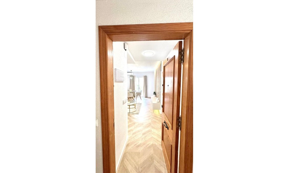Segunda mano - Apartamento -
Torrevieja - Centro