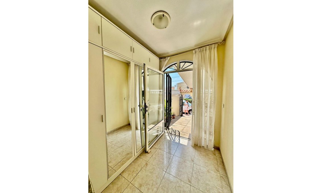 Segunda mano - Bungalow -
Torrevieja - Aguas Nuevas