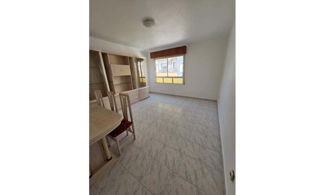 Segunda mano - Apartamento -
Torrevieja - Las Piscinas Naturales