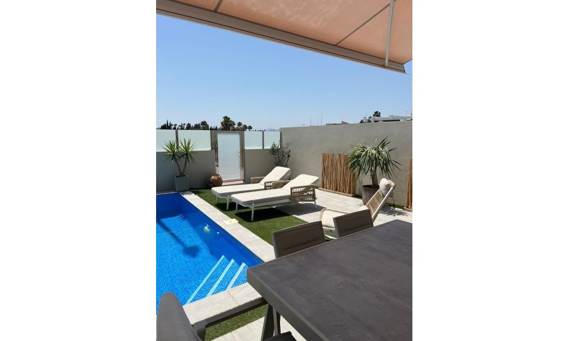 Segunda mano - Villa -
Daya Nueva - Costa Blanca