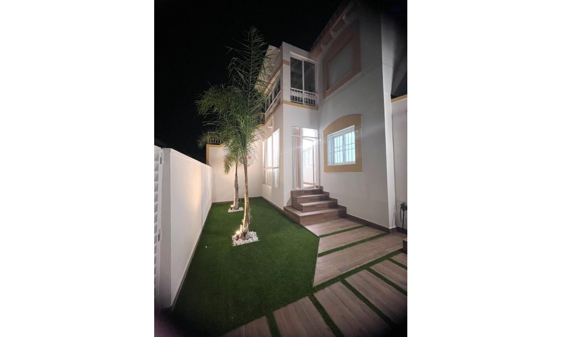 Segunda mano - Bungalow -
Torrevieja - Centro
