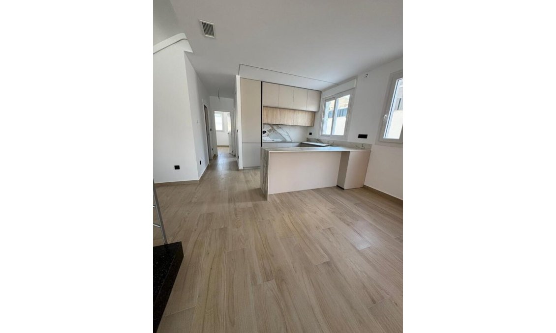 Resale - Villa Penthouse -
Torrevieja - Aguas Nuevas
