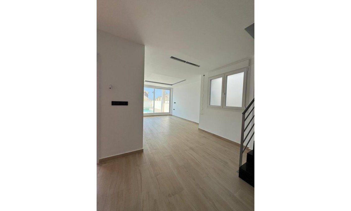 Resale - Villa Penthouse -
Torrevieja - Aguas Nuevas