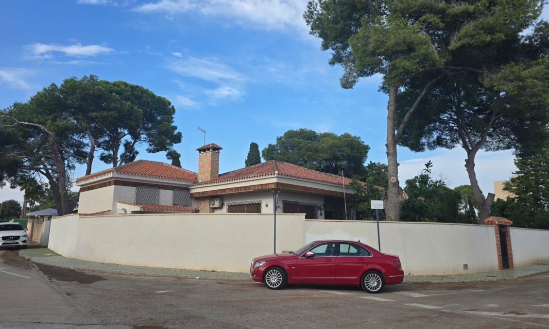 Revente - Villa -
Orihuela Costa - Campoamor