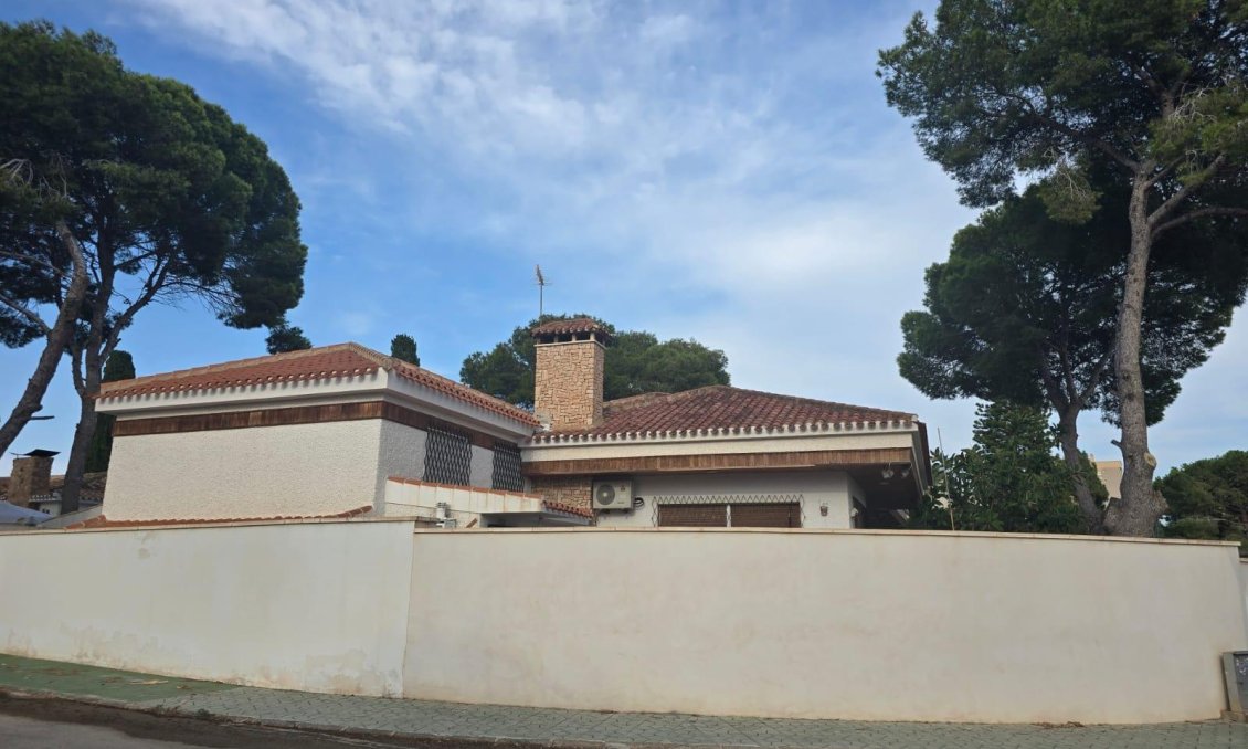 Revente - Villa -
Orihuela Costa - Campoamor