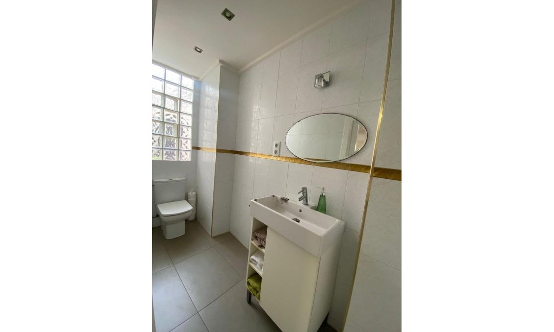 Wiederverkauf - Villa -
Torrevieja - Centro - Muelle Pesquero