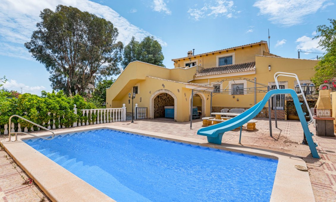 Resale - Villa -
Jacarilla - Inland