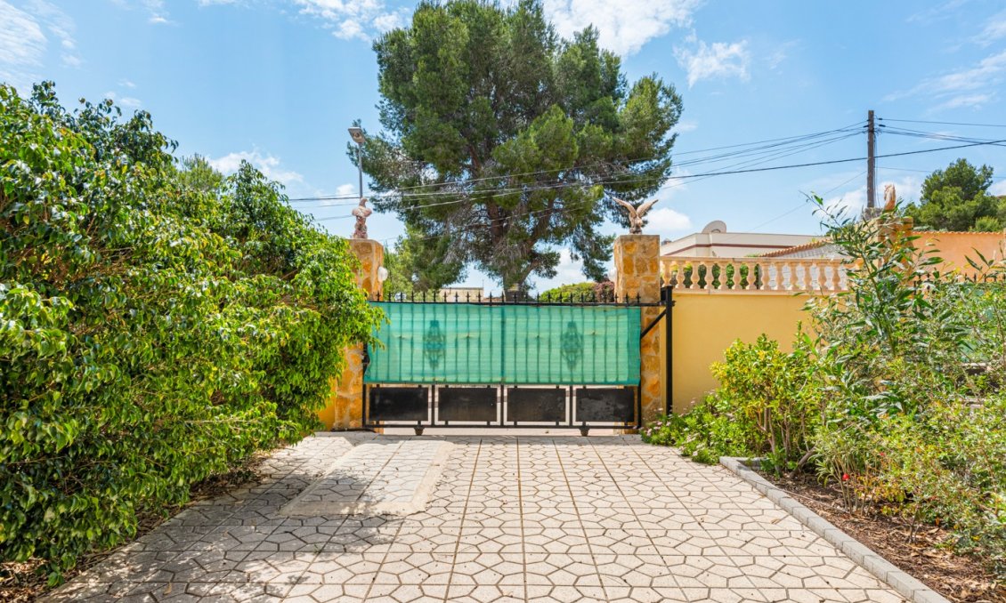 Resale - Villa -
Jacarilla - Inland