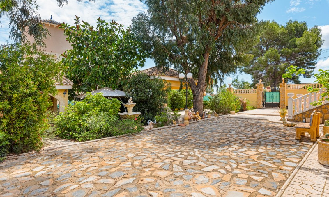 Resale - Villa -
Jacarilla - Inland