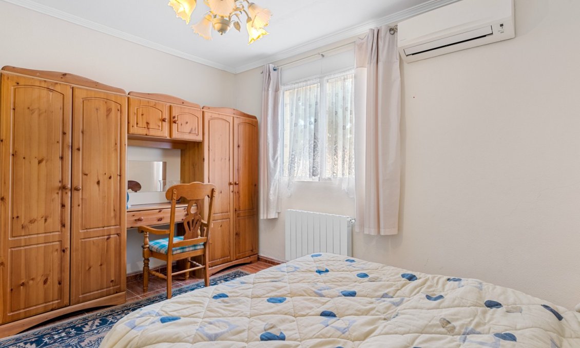 Resale - Villa -
Jacarilla - Inland