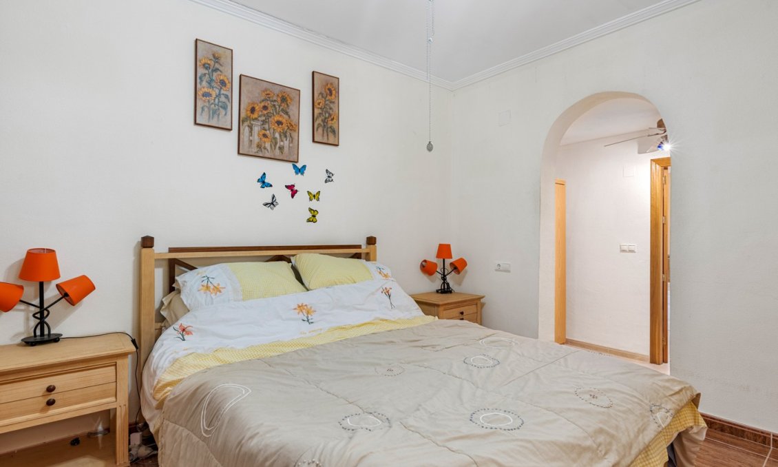 Resale - Villa -
Jacarilla - Inland