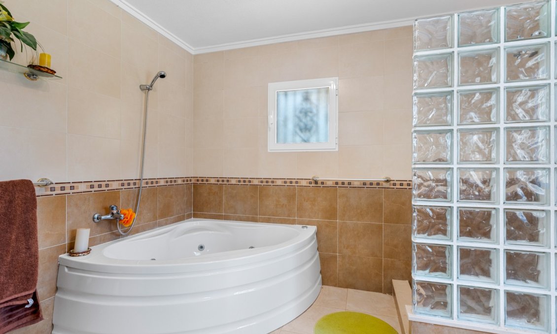 Resale - Villa -
Jacarilla - Inland