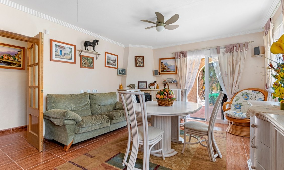 Resale - Villa -
Jacarilla - Inland