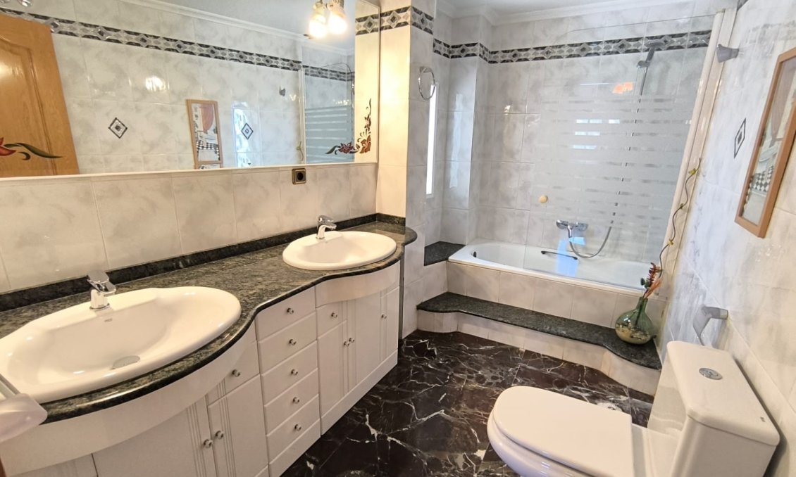 Wiederverkauf - Town House -
Sax - Inland