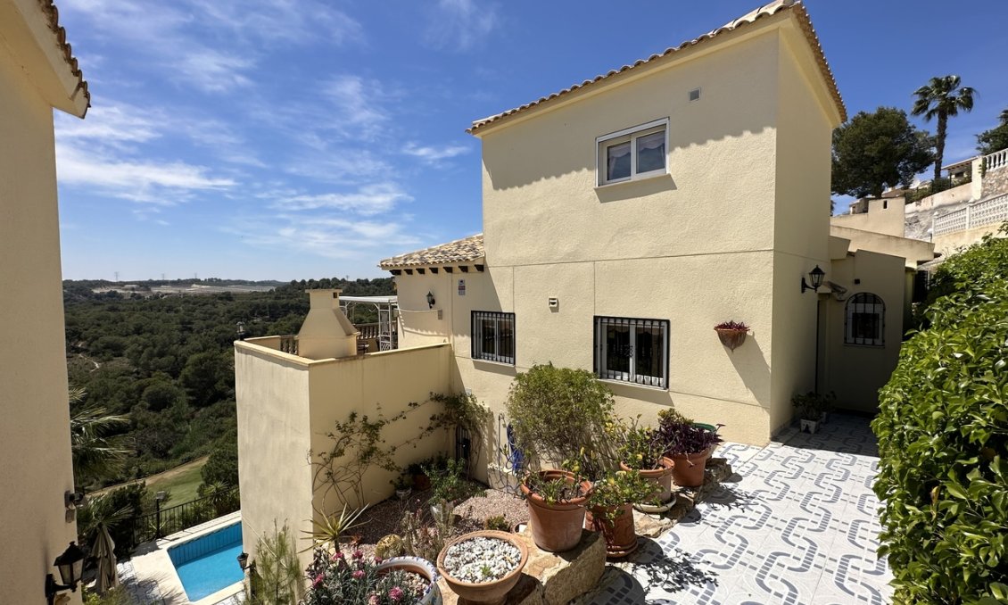Resale - Villa -
Villamartin - Costa Blanca