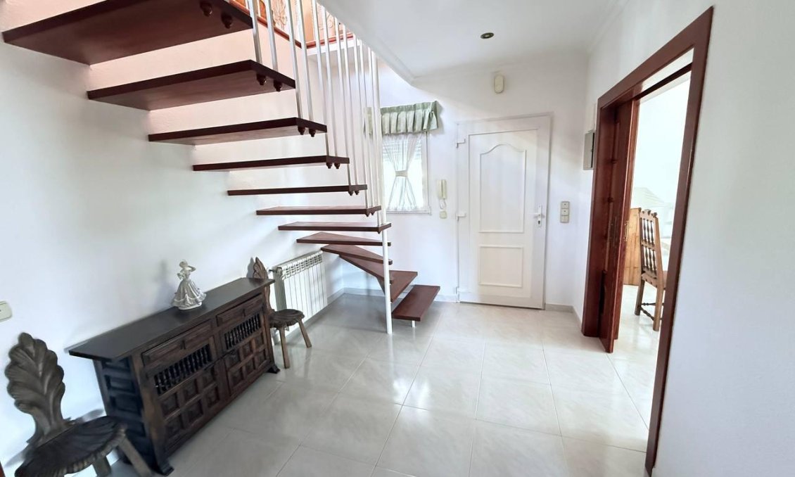 Revânzare - Vilă -
Campoamor