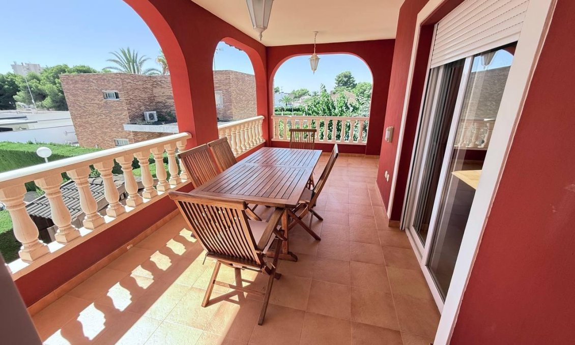 Revânzare - Vilă -
Campoamor