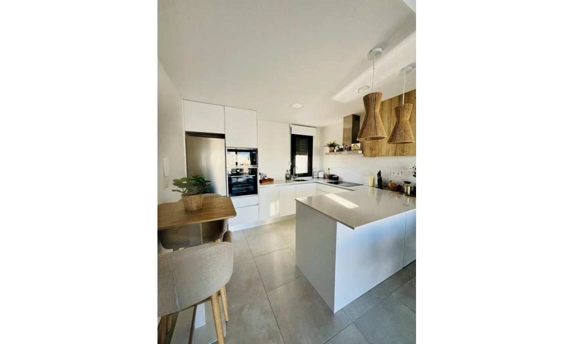 Resale - Apartment -
Las Filipinas - Inland